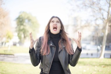Genç ve güzel bir kadın parkta çığlık atıyor.