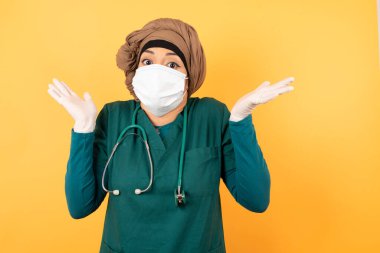 Belki evet ya da hayır. Şüpheci genç Müslüman doktor yeşil üniformalı kadın şaşkınlık içinde omuz silkiyor, neyi izole etmek istediğine karar vermeye çalışıyor. Tereddüt ve belirsizlik.