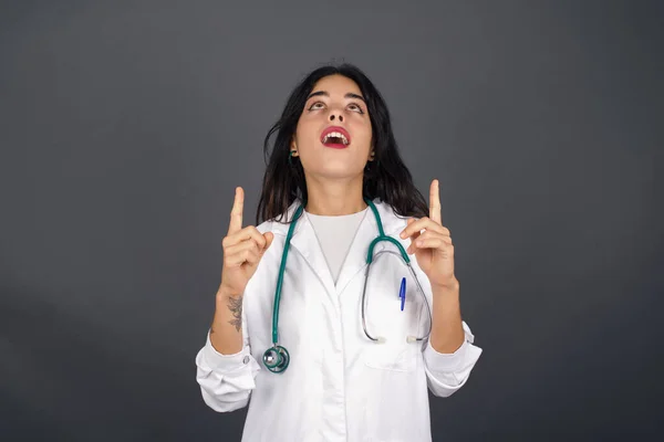 Uroczy Beztroski Lekarz Kobieta Pozytywnym Wyrazem Twarzy Punkty Górę Obu — Zdjęcie stockowe