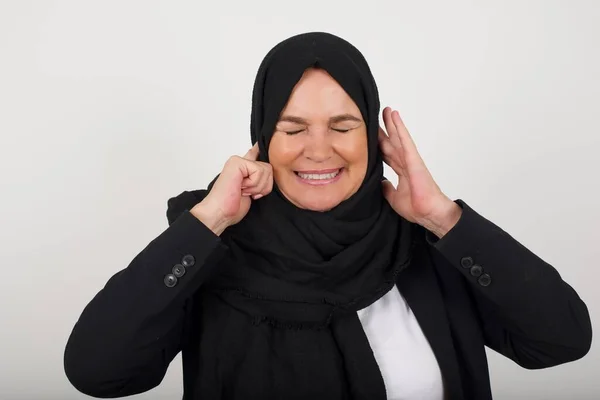 Stop Making Annoying Sound Headshot Unhappy Stressed Out Young Muslim — Stock Photo, Image