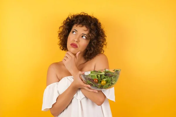 Porträt Einer Nachdenklichen Araberin Mit Salat Die Die Hand Unter — Stockfoto