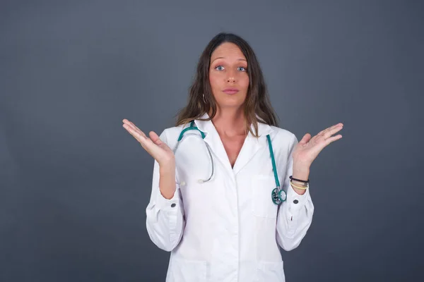 Talvez Sim Não Menina Médica Duvidosa Encolhe Ombros Perplexidade Tenta — Fotografia de Stock