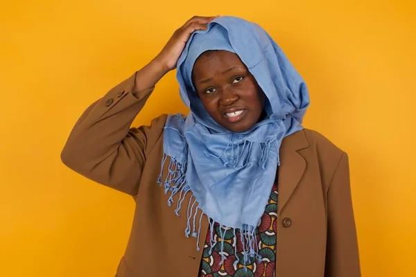 Est Que Fait Belle Femme Musulmane Afro Américaine Tenant Main — Photo