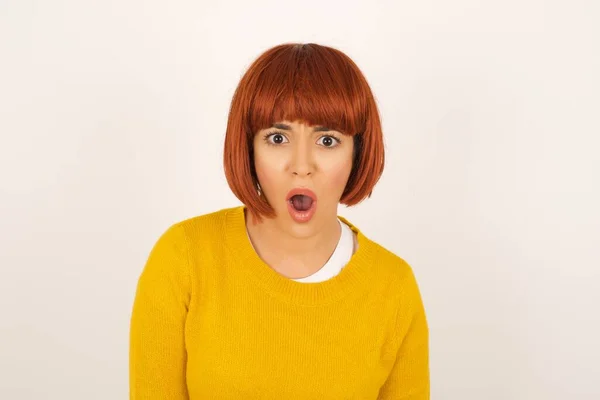 Expresiones Faciales Sorprendido Estupefacto Joven Hermosa Mujer Usando Suéter Mantiene —  Fotos de Stock