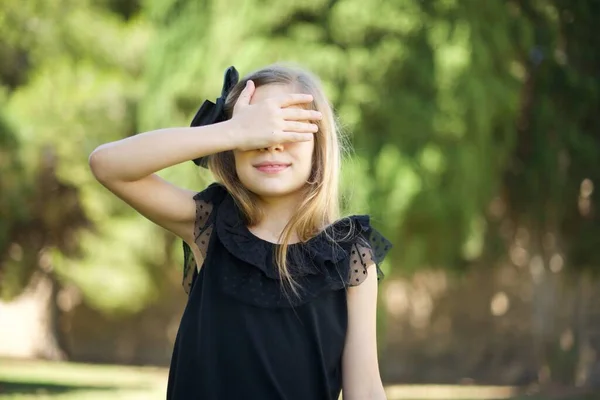 Felice Ragazza Caucasica Chiudendo Gli Occhi Con Mano Andando Vedere — Foto Stock