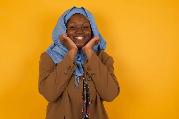 Soñadora Joven Mujer Musulmana Afroamericana Mantiene Las Manos Juntas Bajo —  Fotos de Stock