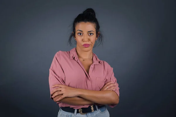 Cintura Hacia Arriba Retrato Hermosa Joven Mujer Con Expresión Positiva — Foto de Stock