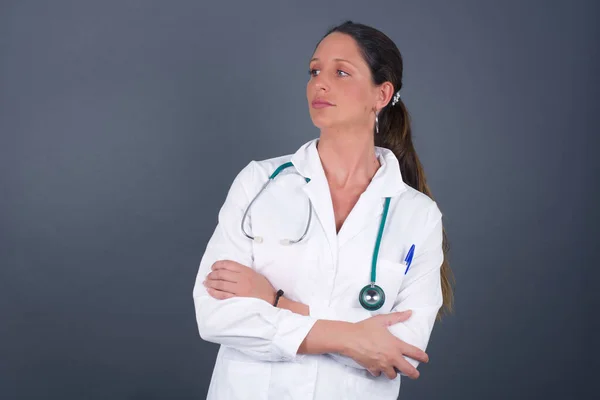 Imagem Virada Muito Jovem Mulher Médica Caucasiana Isolado Fundo Cinza — Fotografia de Stock