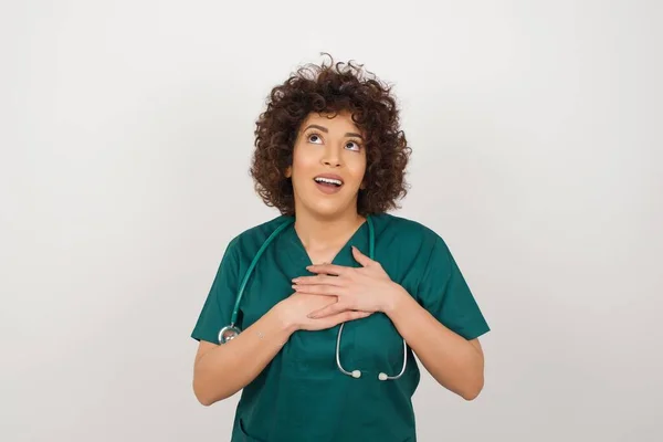Joyeux Beau Médecin Arabe Femme Portant Uniforme Médical Debout Souriant — Photo