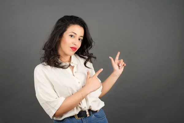 Hermosa Mujer Vestida Casualmente Señalando Pie Sobre Fondo Gris — Foto de Stock