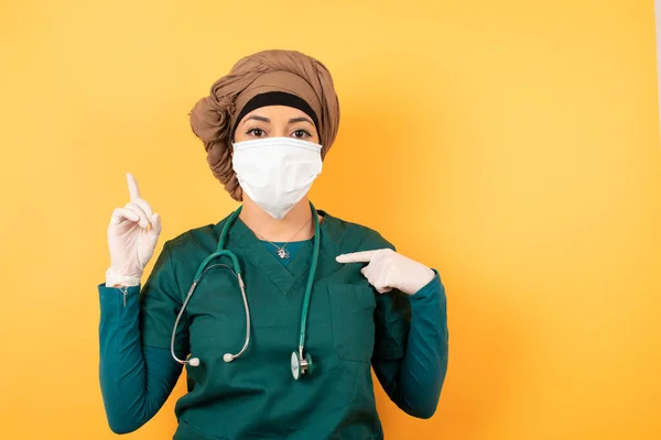 Θετική Νεαρή Όμορφη Μουσουλμάνα Γιατρός Γυναίκα Πράσινη Ιατρική Στολή Και — Φωτογραφία Αρχείου