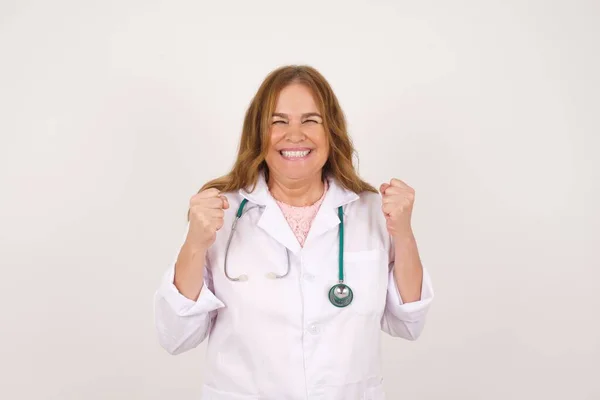 Maduro Caucásico Médico Mujer Vistiendo Uniforme Médico Regocijando Éxito Victoria — Foto de Stock