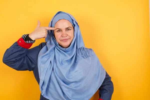 Unhappy Middle Aged Muslim Woman Hijab Curves Lips Makes Suicide — Stock Photo, Image