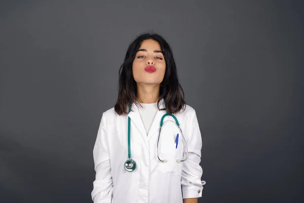 Piacevole Cercando Giovane Medico Femminile Indossa Uniforme Medica Mantiene Labbra — Foto Stock