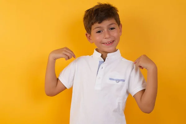 Lindo Chico Sonriendo Contra Pared Amarilla —  Fotos de Stock