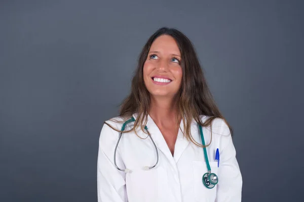 Πορτρέτο Του Μυστηριώδη Γοητευτικό Γιατρό Κοιτάζοντας Ψηλά Αινιγματικό Χαμόγελο Όμορφο — Φωτογραφία Αρχείου