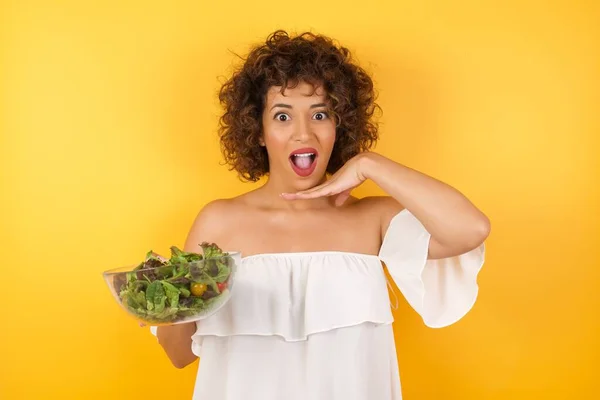 Pretty Surprised Lady Holding Salad Dressed Casual Fooling Studio Jumping — Stock Photo, Image