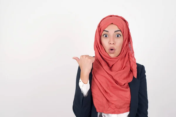 Οριζόντια Λήψη Της Γυναίκας Beautiful Muslim Φοράει Μαύρο Σακάκι Και — Φωτογραφία Αρχείου