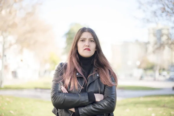 Jong Mooi Vrouw Bijten Lip Het Park — Stockfoto