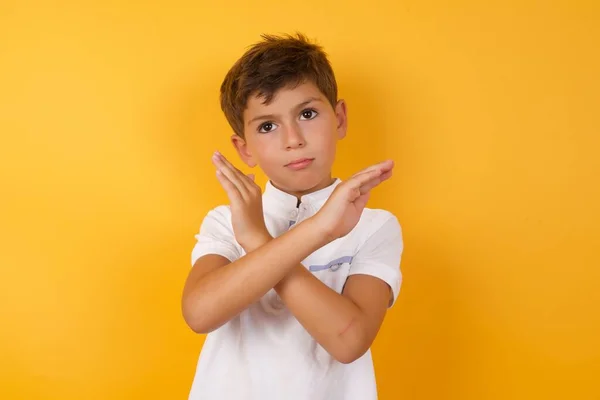 Χαριτωμένο Αγόρι Gesturing Σταματήσει Κατά Κίτρινο Τοίχο — Φωτογραφία Αρχείου