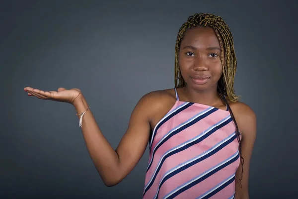 Alegre Joven Afroamericana Mujer Muestra Algo Espacio Blanco Con Mano —  Fotos de Stock