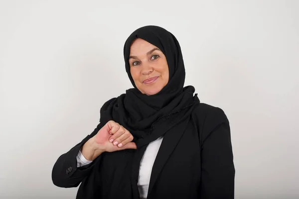 Zbliżenie Wesoły Muzułmanin Kobieta Czarny Hidżab Wyglądam Radosny Zadowolony Pewny — Zdjęcie stockowe