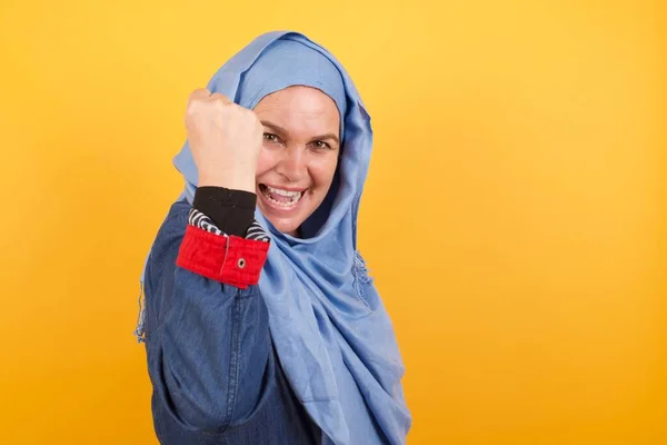 ヒジャブの幸せな興奮した中年イスラム教徒の女性は 良いニュースを受け取って喜んで 幸せから積極的にジェスチャー 拳をクレンジングし 勝利のジェスチャーを作ります リアクションコンセプト — ストック写真