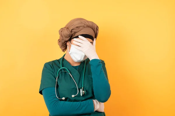 Retrato Interior Jovem Bela Mulher Médica Muçulmana Uniforme Médico Verde — Fotografia de Stock