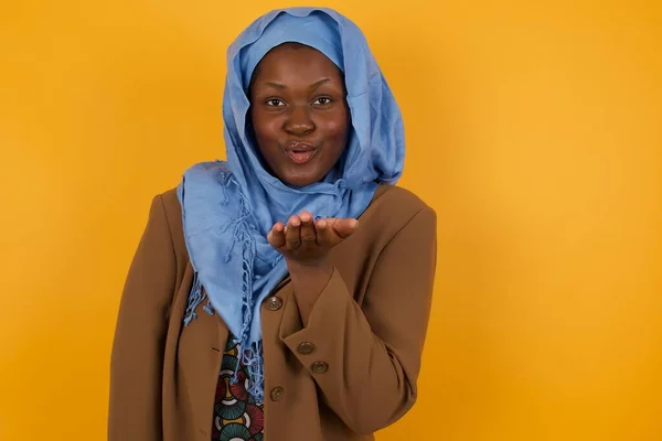 Nette Attraktive Afroamerikanische Muslimin Pustet Küsse Die Kamera Zeigt Ihrem — Stockfoto