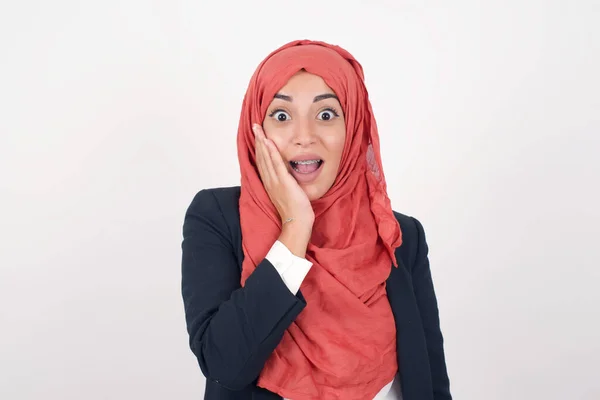 クローズアップポートレート美しいイスラム教徒の女性は黒いブレザーとヒジャーブを着用し 顔の近くに手で完全に信じられないほどの広い口に驚きました ポジティブな感情の表情ボディランゲージ おかしい女の子 — ストック写真