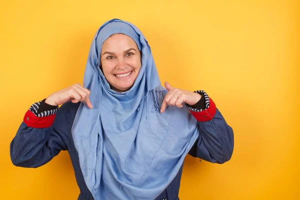 Encantadora Mujer Musulmana Mediana Edad Emotiva Hijab Apuntando Hacia Abajo — Foto de Stock