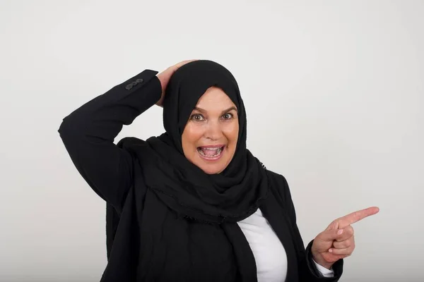 Portrait Young Muslim Woman Black Hijab Shocked Facial Expression Showing — Stock Photo, Image