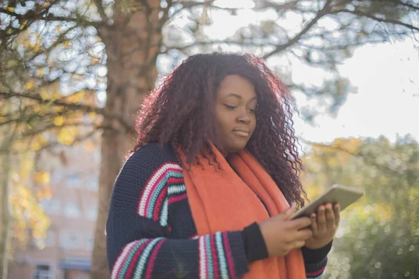 Όμορφη Αφροαμερικανή Γυναίκα Μακριά Μαλλιά Φορώντας Πολύχρωμο Πουλόβερ Tablet Υπολογιστή — Φωτογραφία Αρχείου