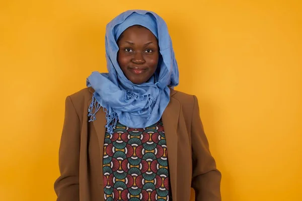 Confianza Concepto Negocio Retrato Encantadora Exitosa Joven Musulmana Afroamericana Sonriendo —  Fotos de Stock