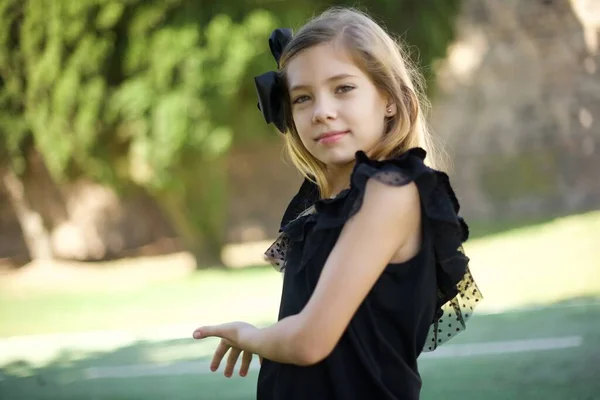 Siyah Elbiseli Genç Güzel Bir Kız Gülümseyerek Elleri Açık Içeri — Stok fotoğraf
