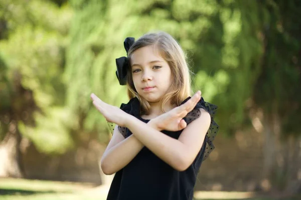 Ung Vacker Irl Bär Casual Kläder Stående Paek Har Avvisande — Stockfoto