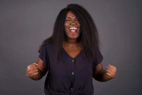 Güzel Bir Afro Amerikan Kadının Portresi Kameraya Heyecanla Bakar Ellerini — Stok fotoğraf