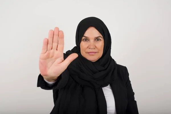 Młoda Muzułmanka Czarnym Hidżabie Zatrzymuje Gest Dłonią Wyraz Ostrzegawczy Negatywnym — Zdjęcie stockowe