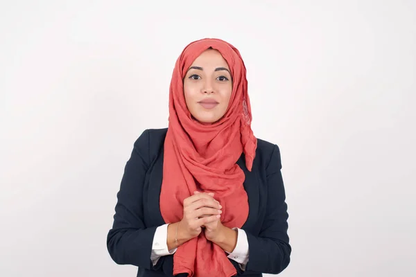 Vaya Hermosa Mujer Musulmana Lleva Chaqueta Negra Hijab Retrato Frontal — Foto de Stock