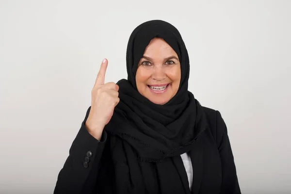 Primer Plano Retrato Mujer Musulmana Aspecto Agradable Modelo Hijab Negro — Foto de Stock