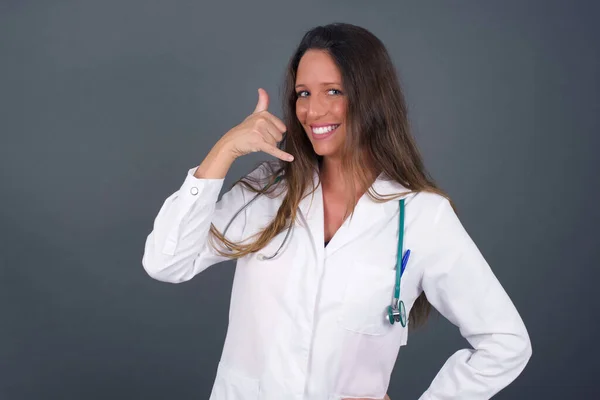Atractiva Joven Doctora Con Ropa Casual Imita Conversación Telefónica Mantiene —  Fotos de Stock