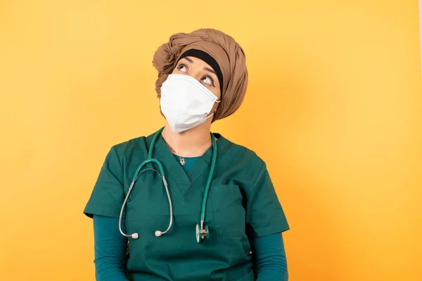 Ιδιαίτερος Προβληματισμός Νεαρή Όμορφη Μουσουλμάνα Γιατρός Πράσινη Ιατρική Στολή Κατσουφιάζει — Φωτογραφία Αρχείου