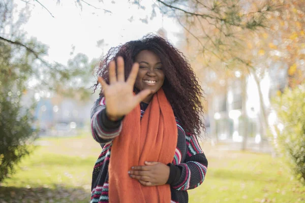 Joven Hermosa Mujer Afroamericana Con Pelo Largo Rizado Usando Suéter —  Fotos de Stock