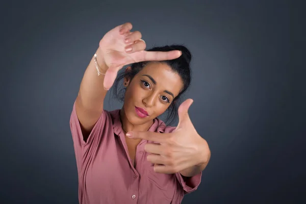 Retrato Jovem Morena Positiva Fêmea Com Expressão Alegre Vestida Com — Fotografia de Stock