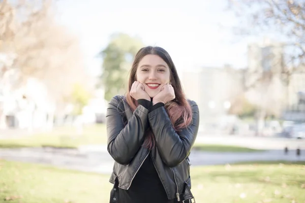 Jovem Bela Mulher Sorrindo Parque — Fotografia de Stock