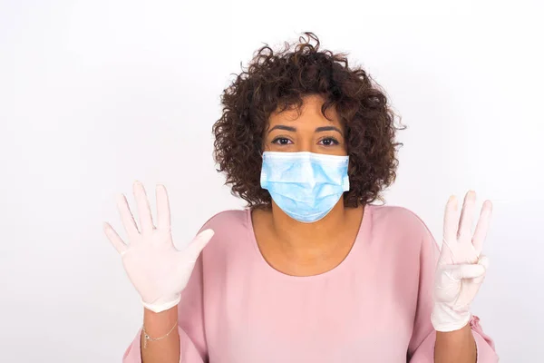 Vrouw Dragen Gezichtsmasker Casual Kleding Gebaren Geïsoleerd Witte Studio Achtergrond — Stockfoto