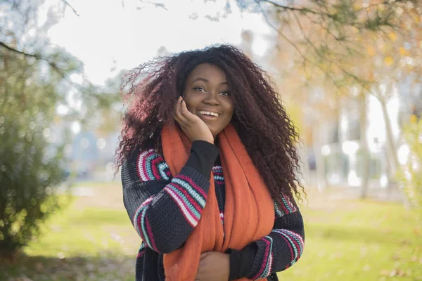 Jong Mooi Afrikaans Amerikaans Vrouw Met Lange Krullend Haar Dragen — Stockfoto