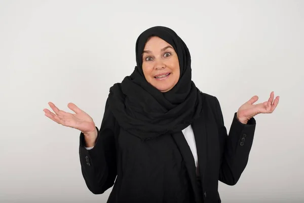 Może Tak Lub Nie Wątpiąca Muzułmanka Czarnym Hidżabie Wzrusza Ramionami — Zdjęcie stockowe