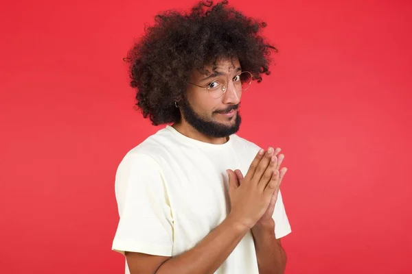 Jovem Com Cabelo Afro Pedindo Alguémcontra Parede Vermelha — Fotografia de Stock