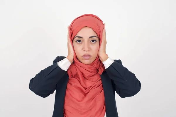 Mulher Muçulmana Bonita Usa Blazer Preto Hijab Tapando Ouvidos Com — Fotografia de Stock